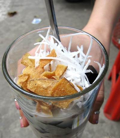 Quán đông khách vì chè có vị ngọt nhẹ, thơm mùi cốt dừa mà lại không quá béo. Giá cả cũng phải chăng.