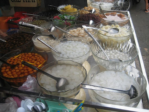 Với tuổi đời hơn 30 năm, quán chè thập cẩm ở ngõ 72 Trần Hưng Đạo là một trong những nơi bán chè nổi tiếng nhất Hà Nội.