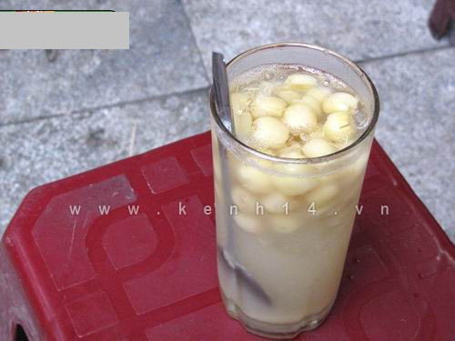 Theo đánh giá của nhiều khách thì chè hơi ngọt quá nhưng bù lại chè ở bốn mùa có cái thơm rất riêng, cũng là thơm của hạt sen của đậu, đỗ nhưng dường như hương thơm này được tăng lên rất nhiều lần so với ở những nơi khác.