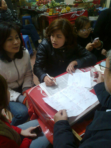 Khách này xong, khách khác đã thế chân... cứ như thế chỉ cần tính nhẩm cũng dễ thấy,"doanh thu" của thầy L. lên đến vài triệu mỗi buổi xem. Khách này xong, khách khác đã thế chân... cứ như thế chỉ cần tính nhẩm cũng dễ thấy,"doanh thu" của thầy L. lên đến vài triệu mỗi buổi xem.