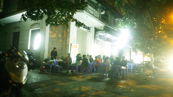 Bất cứ ai đi qua con phố này dù không ăn cũng bị nhân viên chặn xe mời vào nhà hàng Bất cứ ai đi qua con phố này dù không ăn cũng bị nhân viên chặn xe mời vào nhà hàng