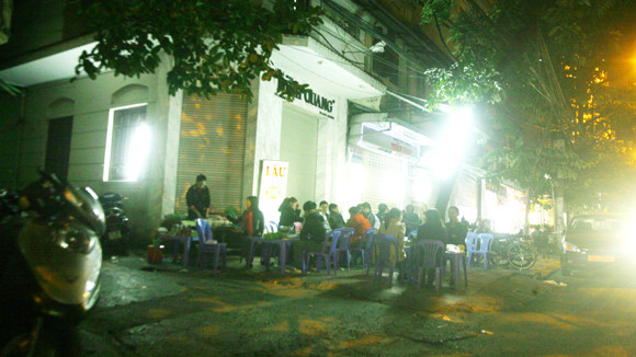 Bất cứ ai đi qua con phố này dù không ăn cũng bị nhân viên chặn xe mời vào nhà hàng Bất cứ ai đi qua con phố này dù không ăn cũng bị nhân viên chặn xe mời vào nhà hàng