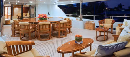 Có một khu để ghế salon rộng rãi cho chủ nhân và khách nghỉ ngơi bên ngoài.