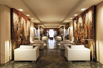 Khách sạn có 3 nhà hàng cùng với cửa hàng cà phê, 2 quầy bar/sảnh chờ và quầy bar/sảnh chờ. Khách sạn có 3 nhà hàng cùng với cửa hàng cà phê, 2 quầy bar/sảnh chờ và quầy bar/sảnh chờ.