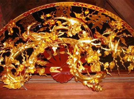 Khuôn viên nhà chính rộng 5.000 m2 là nơi chủ nhân thể hiện hết những sở thích, ý tưởng của mình. Để biến những cái ao cũ thành quả đồi nhân tạo, chủ nhân ngôi nhà đã cho người tát cạn nước, phun hàng nghìn khối cát làm nền rồi đổ cả trăm xe đất sỏi chở từ rừng về tạo “da thịt”, “vóc dáng”. Khuôn viên nhà chính rộng 5.000 m2 là nơi chủ nhân thể hiện hết những sở thích, ý tưởng của mình. Để biến những cái ao cũ thành quả đồi nhân tạo, chủ nhân ngôi nhà đã cho người tát cạn nước, phun hàng nghìn khối cát làm nền rồi đổ cả trăm xe đất sỏi chở từ rừng về tạo “da thịt”, “vóc dáng”.