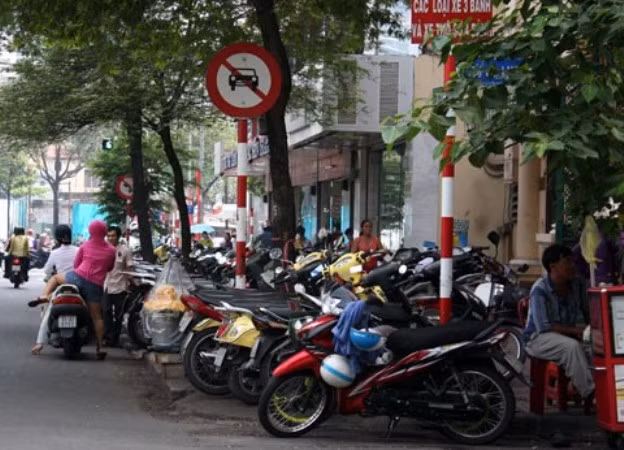 Tại Hà Nội đã từng xảy ra nhiều vụ khách hàng bị mất trộm xe máy khi vào nhà hàng ăn uống, tuy nhiên những vụ được nhà hàng bồi thường lại chỉ đếm trên đầu ngón tay. Nhiều khách hàng đã bị mất trắng tài sản vì giữa khách và nhân viên nhà hàng chỉ có thỏa thuận miệng “trông giữ xe”. Tại Hà Nội đã từng xảy ra nhiều vụ khách hàng bị mất trộm xe máy khi vào nhà hàng ăn uống, tuy nhiên những vụ được nhà hàng bồi thường lại chỉ đếm trên đầu ngón tay. Nhiều khách hàng đã bị mất trắng tài sản vì giữa khách và nhân viên nhà hàng chỉ có thỏa thuận miệng “trông giữ xe”.