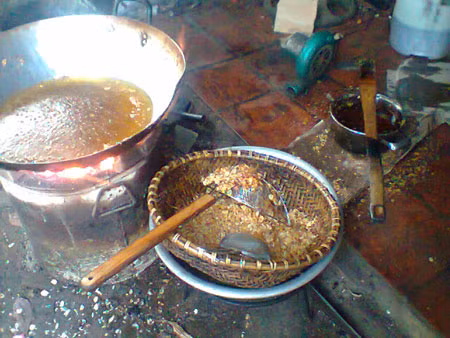 Dầu phi hành dùng nhiều lần đã ngả màu trứng thối