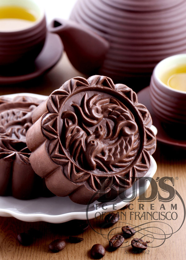 Được thưởng thức mùi vị của chiếc bánh Trung thu… sô cô la, vani, trà xanh hay coffee mát lạnh quả là không thể nào đặc biệt hơn. Được thưởng thức mùi vị của chiếc bánh Trung thu… sô cô la, vani, trà xanh hay coffee mát lạnh quả là không thể nào đặc biệt hơn.