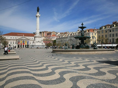 Lisbon, Bồ Đào Nha, Giá phòng đôi tại khách sạn 4 sao: 133,37 USD Giá 3km taxi: 11,31 USD Giá 2 ly cocktail tại khách sạn 5 sao: 48,41 USD Giá bữa tối cho hai người (kèm một chai rượu): 57,20 USD Tổng: 250,30 USD Lisbon, Bồ Đào Nha, Giá phòng đôi tại khách sạn 4 sao: 133,37 USD Giá 3km taxi: 11,31 USD Giá 2 ly cocktail tại khách sạn 5 sao: 48,41 USD Giá bữa tối cho hai người (kèm một chai rượu): 57,20 USD Tổng: 250,30 USD