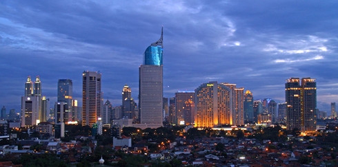 Jakarta, Indonesia, Giá phòng đôi tại khách sạn 4 sao: 127,68 USD Giá 3km taxi: 2,09 USD Giá 2 ly cocktail tại khách sạn 5 sao: 21,79 USD Giá bữa tối cho hai người (kèm một chai rượu): 63,66 USD Tổng: 215,22 USD Jakarta, Indonesia, Giá phòng đôi tại khách sạn 4 sao: 127,68 USD Giá 3km taxi: 2,09 USD Giá 2 ly cocktail tại khách sạn 5 sao: 21,79 USD Giá bữa tối cho hai người (kèm một chai rượu): 63,66 USD Tổng: 215,22 USD