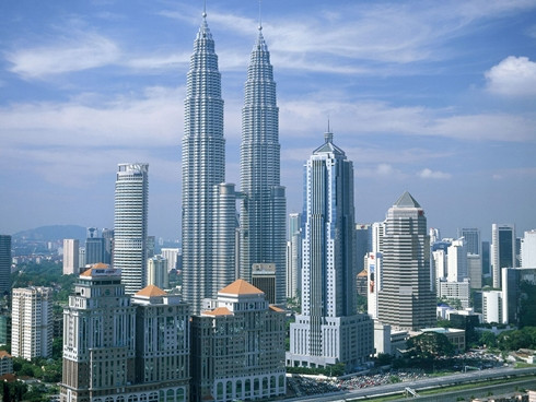 Kuala Lumpur, Malaysia Giá phòng đôi tại khách sạn 4 sao: 116,67 USD Giá 3km taxi: 3,76 USD Giá 2 ly cocktail tại khách sạn 5 sao: 20,13 USD Giá bữa tối cho hai người (kèm một chai rượu): 58,88 USD Tổng: 199,44 USD Kuala Lumpur, Malaysia Giá phòng đôi tại khách sạn 4 sao: 116,67 USD Giá 3km taxi: 3,76 USD Giá 2 ly cocktail tại khách sạn 5 sao: 20,13 USD Giá bữa tối cho hai người (kèm một chai rượu): 58,88 USD Tổng: 199,44 USD
