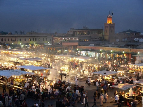 Marrakech, Morocco, Giá phòng đôi tại khách sạn 4 sao: 129,75 USD Giá 3km taxi: 4,63 USD Giá 2 ly cocktail tại khách sạn 5 sao: 23,13 USD Giá bữa tối cho hai người (kèm một chai rượu): 88,65 USD Tổng: 246,15 USD Marrakech, Morocco, Giá phòng đôi tại khách sạn 4 sao: 129,75 USD Giá 3km taxi: 4,63 USD Giá 2 ly cocktail tại khách sạn 5 sao: 23,13 USD Giá bữa tối cho hai người (kèm một chai rượu): 88,65 USD Tổng: 246,15 USD