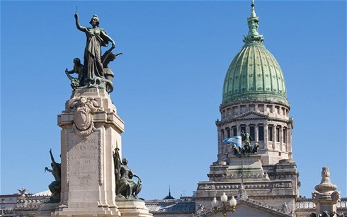 Buenos Aires, Argentina, giá phòng đôi tại khách sạn 4 sao: 153,11 USD. Giá 3km taxi: 5,66 USD. Giá 2 ly cocktail tại khách sạn 5 sao: 25,26 USD. Giá bữa tối cho hai người (kèm một chai rượu): 69,97 USD Tổng: 254 USD Buenos Aires, Argentina, giá phòng đôi tại khách sạn 4 sao: 153,11 USD. Giá 3km taxi: 5,66 USD. Giá 2 ly cocktail tại khách sạn 5 sao: 25,26 USD. Giá bữa tối cho hai người (kèm một chai rượu): 69,97 USD Tổng: 254 USD