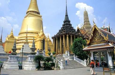 Bangkok, Thái Lan, Giá phòng đôi tại khách sạn 4 sao: 83,38 USD Giá 3km taxi: 2,07 USD Giá 2 ly cocktail tại khách sạn 5 sao: 9,67 USD Giá bữa tối cho hai người (kèm một chai rượu): 70,92 USD Tổng: 166,05 USD Bangkok, Thái Lan, Giá phòng đôi tại khách sạn 4 sao: 83,38 USD Giá 3km taxi: 2,07 USD Giá 2 ly cocktail tại khách sạn 5 sao: 9,67 USD Giá bữa tối cho hai người (kèm một chai rượu): 70,92 USD Tổng: 166,05 USD
