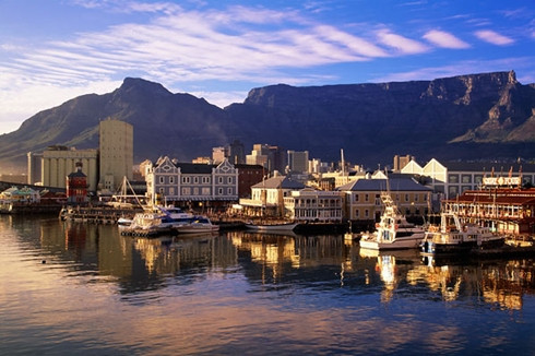 Cape Town, Nam Phi, Giá phòng đôi tại khách sạn 4 sao: 141,57 USD Giá 3km taxi: 8,49 USD Giá 2 ly cocktail tại khách sạn 5 sao: 11,85 USD Giá bữa tối cho hai người (kèm một chai rượu): 72,88 USD Tổng: 234,79 USD Cape Town, Nam Phi, Giá phòng đôi tại khách sạn 4 sao: 141,57 USD Giá 3km taxi: 8,49 USD Giá 2 ly cocktail tại khách sạn 5 sao: 11,85 USD Giá bữa tối cho hai người (kèm một chai rượu): 72,88 USD Tổng: 234,79 USD