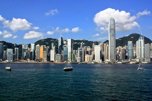 Hong Kong (Trung Quốc), Giá phòng đôi tại khách sạn 4 sao: 184,92 USD Giá 3km taxi: 3,86 USD Giá 2 ly cocktail tại khách sạn 5 sao: 31,76 USD Giá bữa tối cho hai người (kèm một chai rượu): 24,08 USD Tổng: 244,62 USD Hong Kong (Trung Quốc), Giá phòng đôi tại khách sạn 4 sao: 184,92 USD Giá 3km taxi: 3,86 USD Giá 2 ly cocktail tại khách sạn 5 sao: 31,76 USD Giá bữa tối cho hai người (kèm một chai rượu): 24,08 USD Tổng: 244,62 USD
