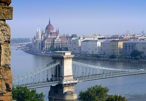 Budapest, Hungary Giá phòng đôi tại khách sạn 4 sao: 107,41 USD Giá 3km taxi: 9,89 USD Giá 2 ly cocktail tại khách sạn 5 sao: 36,33 USD Giá bữa tối cho hai người (kèm một chai rượu): 43,58 USD Tổng: 197,20 USD Budapest, Hungary Giá phòng đôi tại khách sạn 4 sao: 107,41 USD Giá 3km taxi: 9,89 USD Giá 2 ly cocktail tại khách sạn 5 sao: 36,33 USD Giá bữa tối cho hai người (kèm một chai rượu): 43,58 USD Tổng: 197,20 USD
