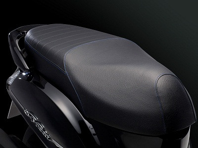 Yên xe thiết kế mới, đi cùng họa tiết thanh lịch, mang lại cảm giác thoải mái hơn. Yên xe thiết kế mới, đi cùng họa tiết thanh lịch, mang lại cảm giác thoải mái hơn.