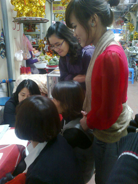 Tại nhà thầy T.L (Hà Đông, Hà Nội), vốn nổi tiếng khi được mọi người truyền tai nhau về độ uy tín, khách xem xếp thành hàng dài và phải đăng ký từ sớm. M Tại nhà thầy T.L (Hà Đông, Hà Nội), vốn nổi tiếng khi được mọi người truyền tai nhau về độ uy tín, khách xem xếp thành hàng dài và phải đăng ký từ sớm. M