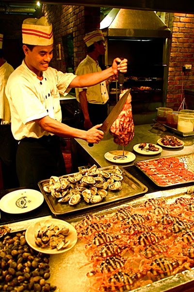 Giám đốc của nhà hàng Buffet Việt lại cho rằng: Ăn buffet mà không biết ăn cũng có thể bị đau bụng Giám đốc của nhà hàng Buffet Việt lại cho rằng: Ăn buffet mà không biết ăn cũng có thể bị đau bụng