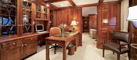 Có một văn phòng làm việc trên du thuyền cho những người tham công tiếc việc. Có một văn phòng làm việc trên du thuyền cho những người tham công tiếc việc.