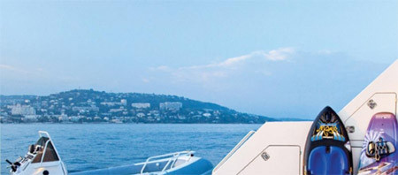 Rất nhiều thiết bị lướt sóng có trên du thuyền này. Rất nhiều thiết bị lướt sóng có trên du thuyền này.