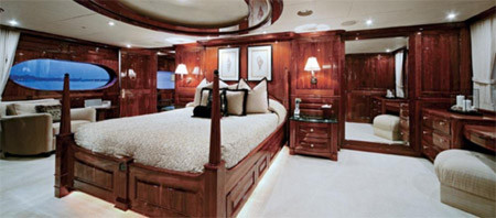 Gỗ anh đào satin được sử dụng xuyên suốt trong thiết kế nội thất của du thuyền. Gỗ anh đào satin được sử dụng xuyên suốt trong thiết kế nội thất của du thuyền.