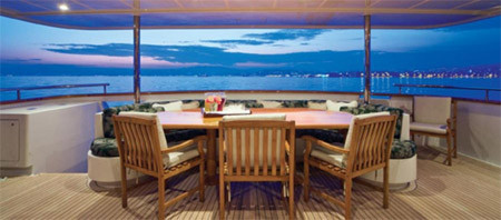 Du thuyền có hệ thống thắp sáng sợi quang, đem đến thứ ánh sáng tuyệt đẹp vào ban đêm. Du thuyền có hệ thống thắp sáng sợi quang, đem đến thứ ánh sáng tuyệt đẹp vào ban đêm.