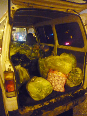 Xe rau cũng là nơi ăn ngủ thâu đêm của vợ chồng anh Hùng.