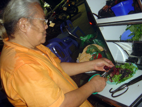 Ông chia sẻ: “Bí quyết thì không có, chỉ có lòng yêu nghề, mến khách. Làm cho khách ăn cũng như làm cho chính mình ăn vậy. Chính vì thế mà tự tay hai vợ chồng tôi tự chế biến nộm, không dám thuê người làm. Chúng tôi lo khi thuê người, họ không làm cẩn thận như mình, khách ăn khác vị mang tiếng”.