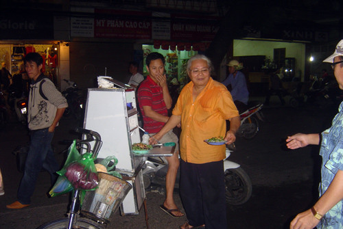 Nếu gia đình có 4 người thì phải mất ít nhất 200.000đ, may ra mới được mỗi người hai, ba lần gắp