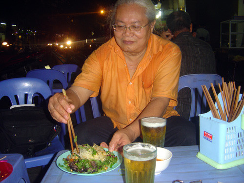 Mỗi ngày hai ông bà lao động khoảng 15 tiếng mới chế biến được một thùng nộm bò khô trị giá 3-4 triệu đồng. Nhưng tiền lãi cũng khá cao, nếu 3 triệu thì lãi 1,2 triệu đồng một ngày.