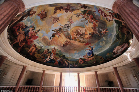 Trần nhà được vẽ những bức tranh mang đậm dấu ấn phong cách nghệ thuật cổ điển châu Âu. Trần nhà được vẽ những bức tranh mang đậm dấu ấn phong cách nghệ thuật cổ điển châu Âu.