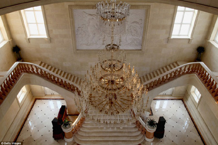 Lâu đài vời những chiếc đèn chùm lớn, lộng lẫy, sang trọng. Lâu đài vời những chiếc đèn chùm lớn, lộng lẫy, sang trọng.