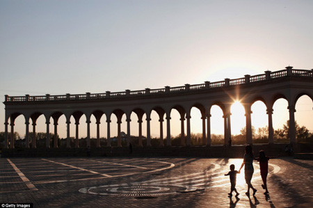 Người dân bắt đầu đến xem công trình đặc biệt này. Người dân bắt đầu đến xem công trình đặc biệt này.