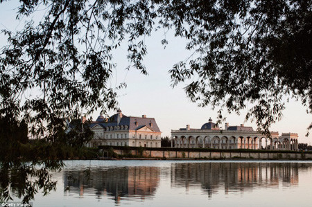 Tòa lâu đài nằm bên cạnh dòng sông cảng trở nên thơ mộng, đẹp lộng lẫy hơn. Tòa lâu đài nằm bên cạnh dòng sông cảng trở nên thơ mộng, đẹp lộng lẫy hơn.