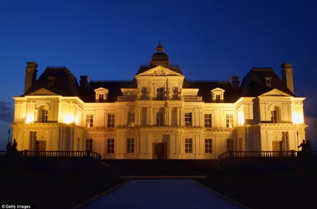 Khung cảnh lâu đài về đêm đẹp lung linh, huyền ảo.