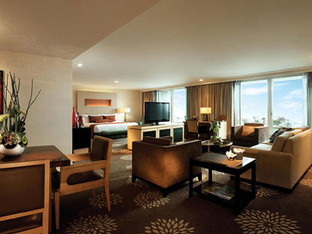 Khách sạn đặt ở vị trí với một bên nhìn vào thành phố, một bên nhìn ra biển. Khách sạn đặt ở vị trí với một bên nhìn vào thành phố, một bên nhìn ra biển.