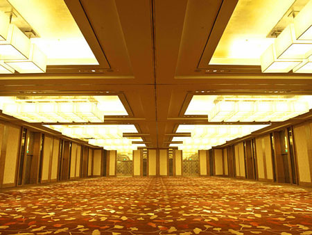 Trung tâm hội nghị có 250 phòng họp, có sức chứa trên 45.000 đại biểu và có phòng đại tiệc lớn nhất Đông Nam Á, có sức chứa tới 11.000 người. Trung tâm hội nghị có 250 phòng họp, có sức chứa trên 45.000 đại biểu và có phòng đại tiệc lớn nhất Đông Nam Á, có sức chứa tới 11.000 người.