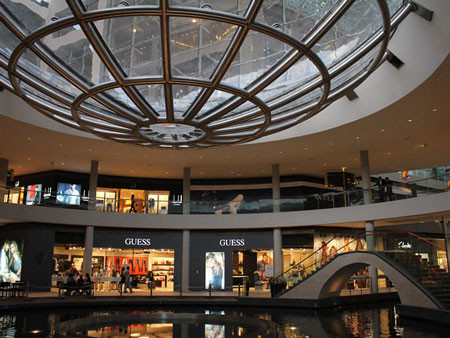 Khu trung tâm thương mại với hơn 300 gian hàng với nhiều nhãn hàng nổi tiếng thế giới Khu trung tâm thương mại với hơn 300 gian hàng với nhiều nhãn hàng nổi tiếng thế giới