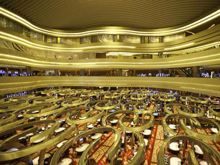 Casino của khách sạn có 4 tầng, rộng 15.000m2, gồm 600 bàn chơi và hơn 1.500 máy đánh bài. Casino của khách sạn có 4 tầng, rộng 15.000m2, gồm 600 bàn chơi và hơn 1.500 máy đánh bài.