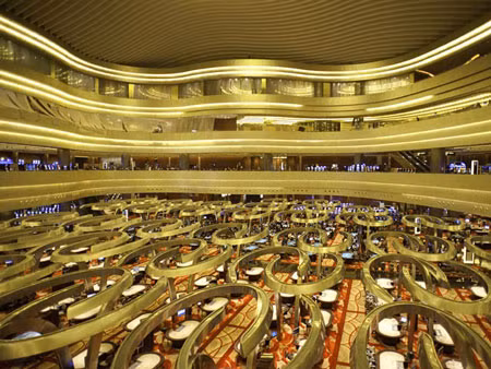 Casino của khách sạn có 4 tầng, rộng 15.000m2, gồm 600 bàn chơi và hơn 1.500 máy đánh bài.