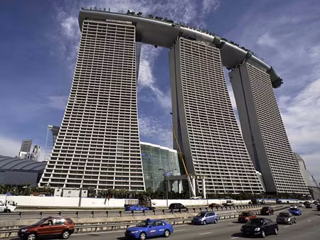 Khách sạn Marina Bay Sands là quần thể nghỉ mát hỗn hợp trị giá 5,7 tỷ USD, với 55 tầng và đã “ẵm” danh hiệu khách sạn đắt giá nhất thế giới. Khách sạn được thiết kế rất độc đáo, trông giống như 3 cây gậy bóng chày đứng giữa trời và ngự trên đỉnh là …một chiếc tàu.