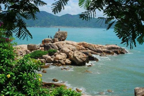 Hòn Chồng-Hòn Vợ: là những quần thể đá lớn với đủ loại hình thù, xếp chồng lên nhau chạy từ bờ cao xuống biển Hòn Chồng-Hòn Vợ: là những quần thể đá lớn với đủ loại hình thù, xếp chồng lên nhau chạy từ bờ cao xuống biển