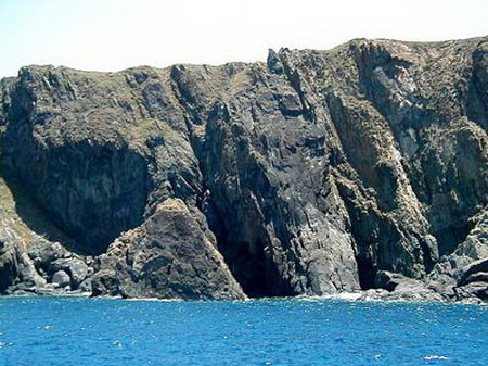 Hòn Mun còn có các hang đá đen Hòn Mun còn có các hang đá đen