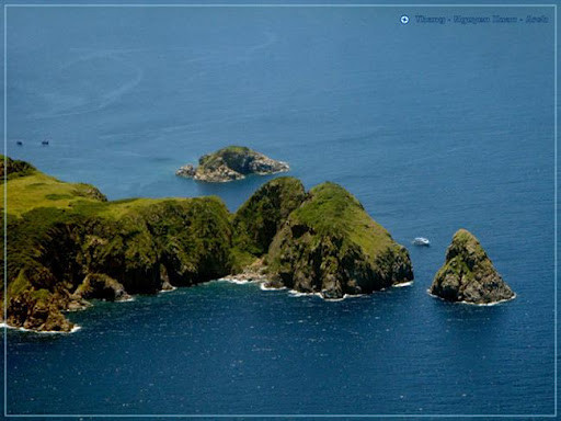 Hòn Mun: với những hang động hiểm trở, đá trên đảo có màu đen tuyền như gỗ mun nhưng bãi tắm lại được lát bằng đá trắng. Dưới đáy biển ven đảo là rừng san hô bạt ngàn với nhiều sinh vật biển kỳ lạ. Hòn Mun: với những hang động hiểm trở, đá trên đảo có màu đen tuyền như gỗ mun nhưng bãi tắm lại được lát bằng đá trắng. Dưới đáy biển ven đảo là rừng san hô bạt ngàn với nhiều sinh vật biển kỳ lạ.