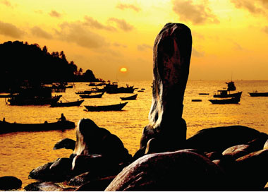 Hòn Tre là đảo lớn nhất trong vịnh với bãi cát trắng trải dài mênh mông, nước biển ở đây xanh biếc. Đi về phía cuối bãi là những làng chài nho nhỏ.Trên đảo hiện có nhiều dự án du lịch như Khu du lịch Con sẻ tre, Vinpearlland, Công viên văn hóa Hòn Tre, Khu du lịch sinh thái Bãi Sỏi... Hòn Tre là đảo lớn nhất trong vịnh với bãi cát trắng trải dài mênh mông, nước biển ở đây xanh biếc. Đi về phía cuối bãi là những làng chài nho nhỏ.Trên đảo hiện có nhiều dự án du lịch như Khu du lịch Con sẻ tre, Vinpearlland, Công viên văn hóa Hòn Tre, Khu du lịch sinh thái Bãi Sỏi...