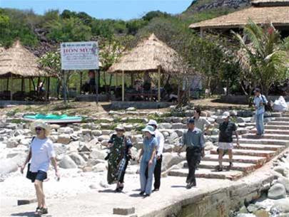 Du khách đến thăm Hòn Mun. Ảnh TT Du khách đến thăm Hòn Mun. Ảnh TT