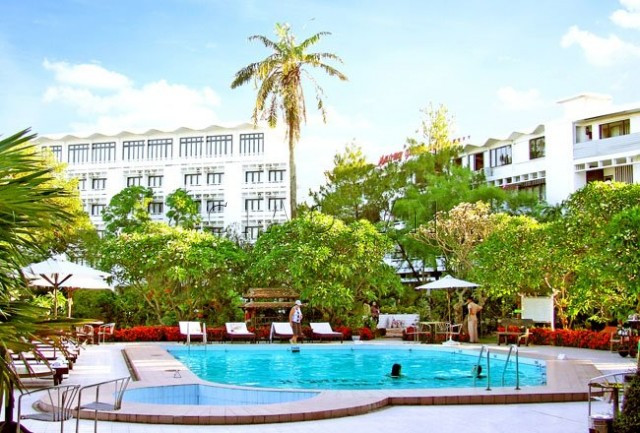 Bể bơi bên trong. Bể bơi bên trong.