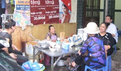 Bà chủ quán nổi tiếng này cho biết mình không muốn chửi khách nhưng chẳng hiểu sao bà không kiềm được miệng. Ảnh Vietnamnet Bà chủ quán nổi tiếng này cho biết mình không muốn chửi khách nhưng chẳng hiểu sao bà không kiềm được miệng. Ảnh Vietnamnet